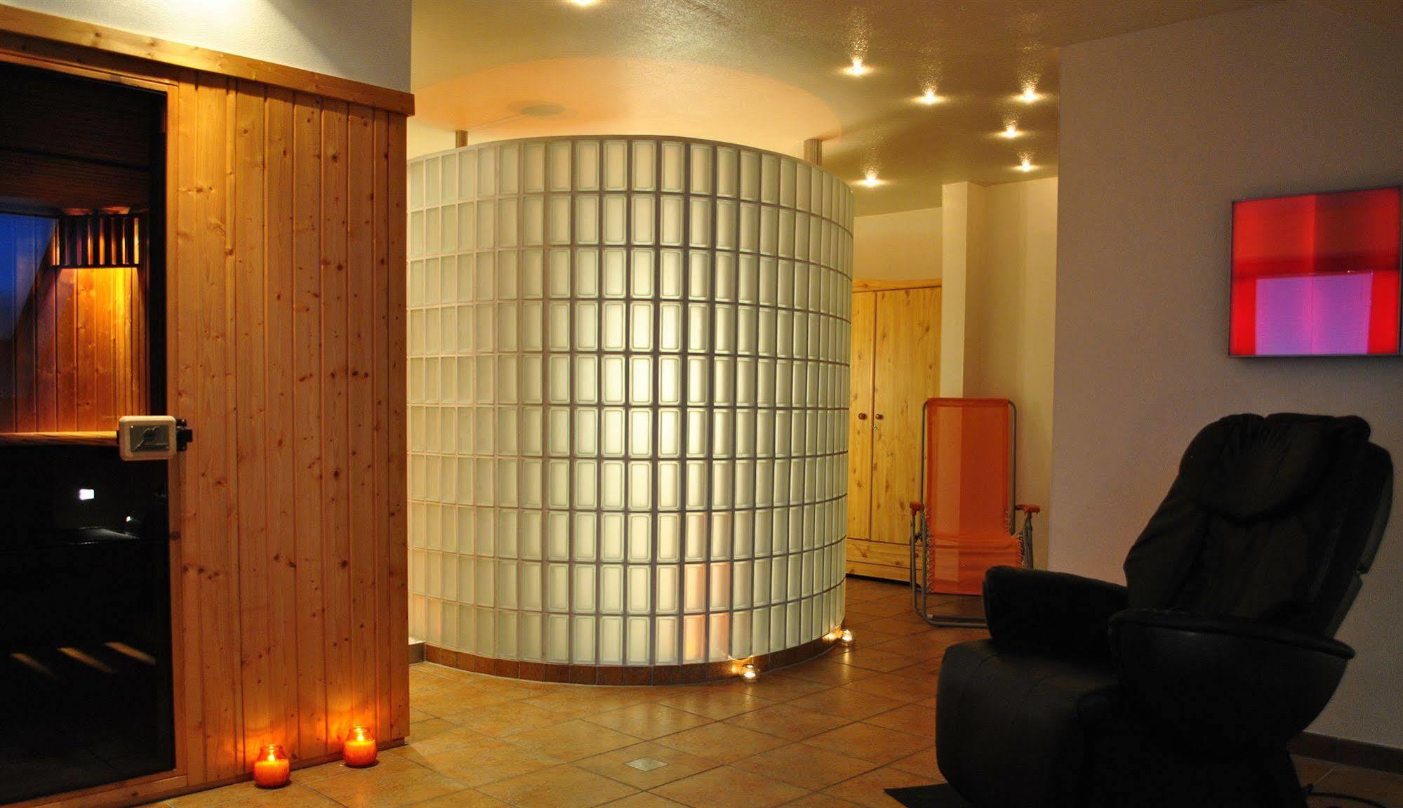 Hotel Hellers Twenty Four I -24H-Check-In- Friedrichshafen Esterno foto